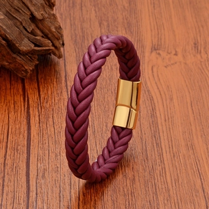Dettaglio del bracciale in pelle intrecciata bordeaux con chiusura magnetica in acciaio dorato