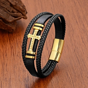 Bracelet multicouche pour homme en cuir tressé noir avec croix dorée et fermoir aimanté