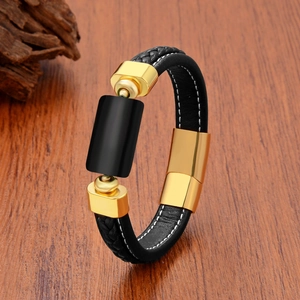Herren Lederarmband mit goldener Schließe auf edlem dunklem Holzuntergrund