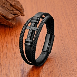 Bracelet multicouche homme en cuir noir avec croix et fermoir magnétique en acier