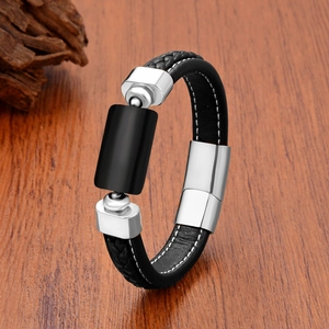 Detailansicht des Herren-Lederarmbands mit schwarzer Flechtkordel und Edelstahlverschluss