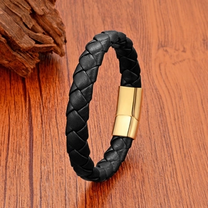 Geflochtenes Herren-Lederarmband in Schwarz mit goldener Magnetschließe auf Holzuntergrund