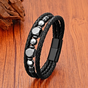 Detalle de pulsera de cuero trenzado multicapa con ojo de tigre y cierre magnético