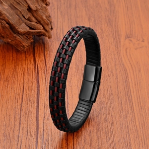Dettaglio del bracciale in pelle intrecciata multistrato con motivo a scacchi nero e rosso e chiusura