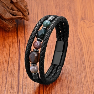 Detalle de pulsera de cuero multicapa para hombre con cuentas de ojo de tigre