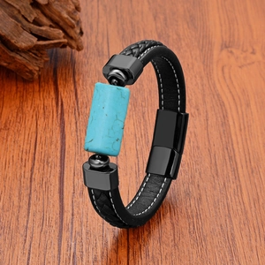 Detail eines Herren-Lederarmbands mit Türkisstein und weißen Nähten auf Holzoberfläche