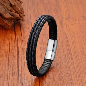 Dettaglio del bracciale da uomo in pelle nera intrecciata con chiusura in metallo argento