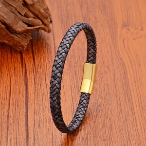 Gros plan détaillé du bracelet en cuir tressé gris foncé avec fermoir magnétique doré
