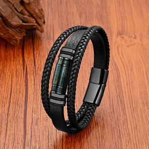 Mehrlagiges Lederarmband für Herren mit Tigerauge und Magnetverschluss auf Holz