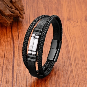 Nahaufnahme von mehrlagigem schwarzem Lederarmband mit Marmorsteinperlen und Magnetverschluss