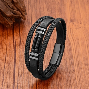 Detail eines mehrlagigen Herren-Lederarmbands mit Magnetverschluss auf Holzgrund