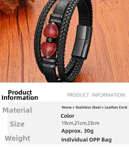Détail de pierres de cœur rouges sur bracelet en cuir tressé noir à fermoir magnétique