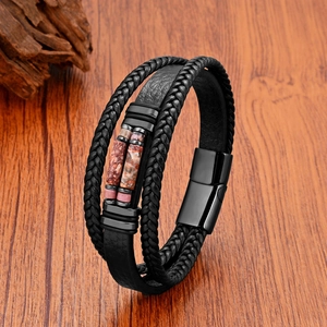 Detailansicht des mehrlagigen Lederarmbands mit Tigerauge-Steinen und Magnetverschluss