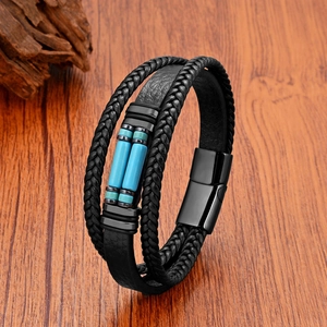 Detailansicht Herren-Lederarmband mit blauen Perlen und schwarzem Magnetverschluss