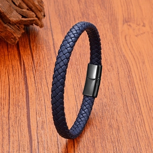 Bracelet tressé pour homme en cuir bleu marine avec fermoir magnétique noir sur bois