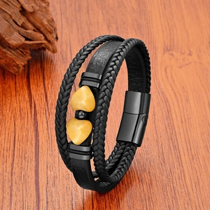 Détail du bracelet multicouche en cuir tressé noir avec perles cœur et fermoir magnétique