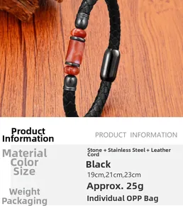Détail du bracelet en perles d'agate rouge-brun avec un fermoir magnétique en acier