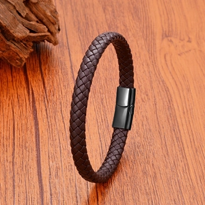 Détail d'un bracelet en cuir marron tressé à plusieurs brins avec fermoir magnétique