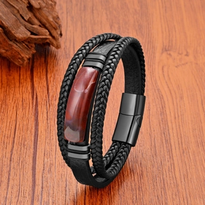 Détail du bracelet multicouche en cuir avec pierre marron rouge et fermoir magnétique