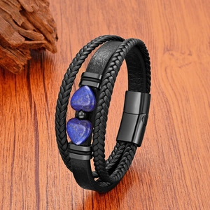 Bracelet multicouche en cuir noir avec pierre en cœur et fermoir magnétique sur bois