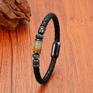 Détail d'un bracelet en cuir tressé avec pierres naturelles et fermoir magnétique
