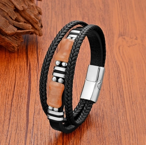 Détail d'un bracelet multicouche en cuir avec fermoir magnétique et perles ambrées