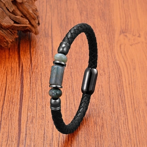 Gros plan d'un bracelet en cuir tressé noir avec perles en pierre naturelle sur bois