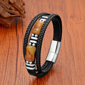 Gros plan du bracelet en cuir tressé multicouche avec pierres œil de tigre et fermoir