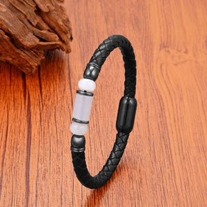 Détail du bracelet en cuir tressé noir avec perles en pierre et fermoir magnétique