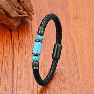 Détail d'un bracelet en cuir tressé noir avec perles turquoise et fermoir aimanté