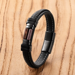 Gevlochten zwart lederen herenarmband met rode stenen en magnetische metalen sluiting