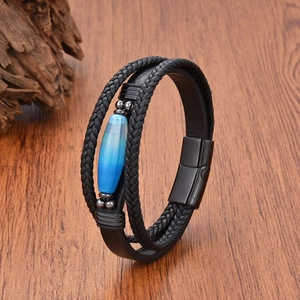 Détails du bracelet homme en cuir tressé avec pierre bleue et fermoir magnétique brossé