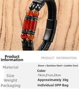 Macro-opname van dubbellaagse lederen armband met rode agaat kralen en stalen sluiting