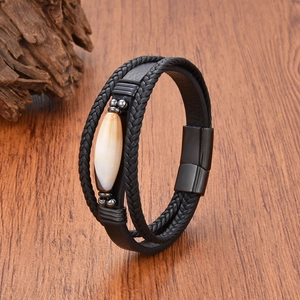 Détail d'un bracelet multicouche en cuir tressé avec perle de pierre et fermoir magnétique