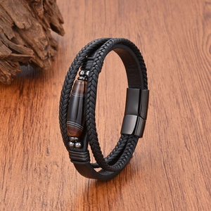Gros plan sur le bracelet en cuir tressé pour homme avec fermoir magnétique et perle en pierre