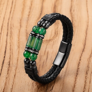 Dubbellaagse zwart gevlochten leren armband met groene kralen en een magneetsluiting