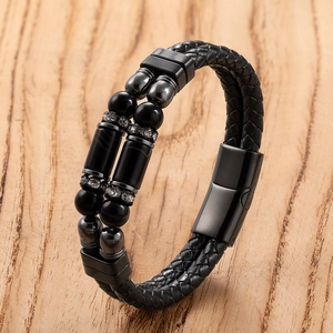 Macro-opname van dubbellaagse zwarte lederen armband met kristallen kralen en magneetsluiting