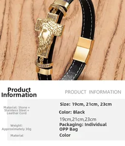 Dettaglio del bracciale in pelle intrecciata nera con ciondolo a croce dorata e chiusura