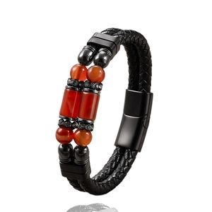 Herenarmband van dubbellaags gevlochten leer met rode agaatkralen en magnetische sluiting