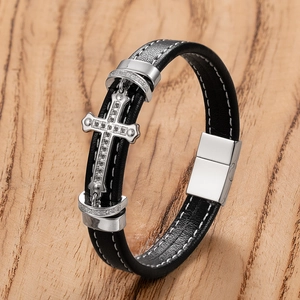 Bracciale da uomo in pelle nera intrecciata con croce in acciaio e zirconi