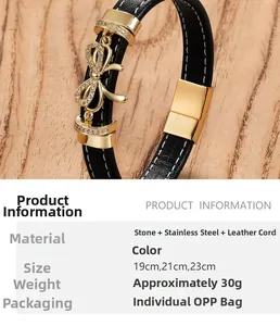 Dettaglio del bracciale in pelle nera con ciondolo a fiocco dorato e chiusura in acciaio