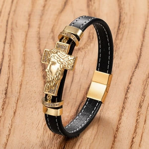 Macro di bracciale in pelle da uomo con croce dorata e rilievo di Gesù su legno
