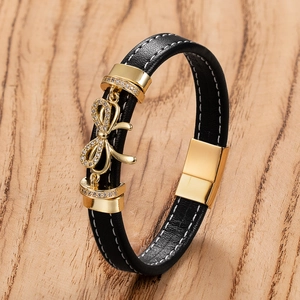 Bracciale artigianale in pelle con ciondolo a fiocco dorato e cristalli da donna