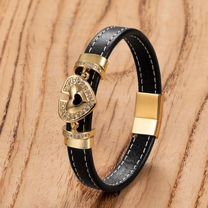 Schwarzes Lederarmband für Paare mit goldenem Herzanhänger und funkelnden Strasssteinen