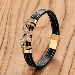 Bracciale alla moda in pelle nera con ciondolo a farfalla dorato e cristalli luminosi