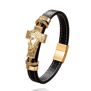 Bracciale da uomo in pelle nera con rilievo a croce di gesù dorata e strass bianchi