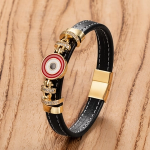 Detailaufnahme von Lederarmband mit Evil Eye Anhänger und goldenem Magnetverschluss