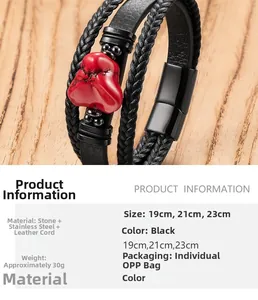 Detailopname van een meerlaagse leren armband met een natuurlijke rode steen-accent