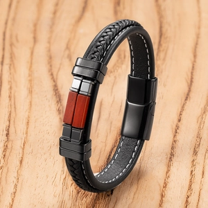 Heren meerlaagse zwarte lederen armband met rode steen en magnetische sluiting