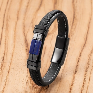Gevlochten herenarmband van leer met blauwe natuursteen en magnetische sluiting op hout